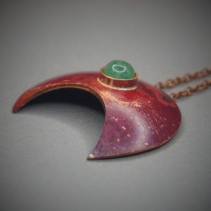 Moc, lunula miedziana z zielonym kwarcem.