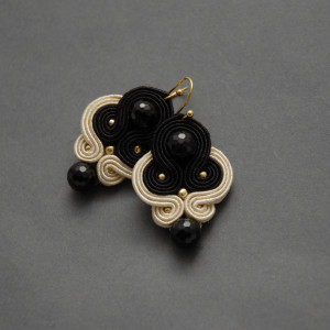 czarno-kremowe kolczyki / klipsy sutasz z onyksem