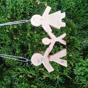 Rodzina z synem- drewniana wisząca ozdoba