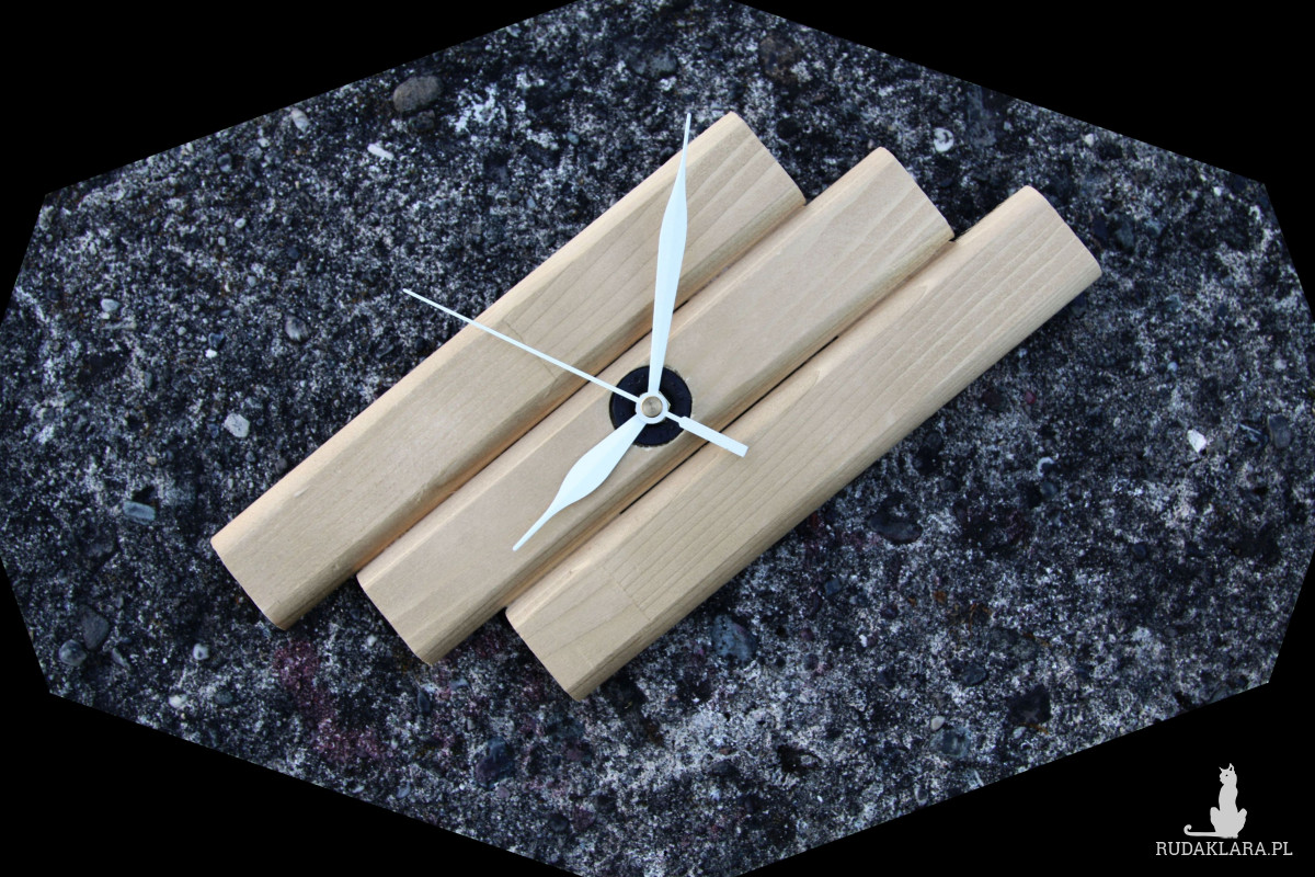 Unikatowy zegar drewniany asymetryczny z białymi wskazówkami