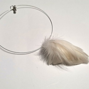 Naszyjnik obroża  pióra białe
