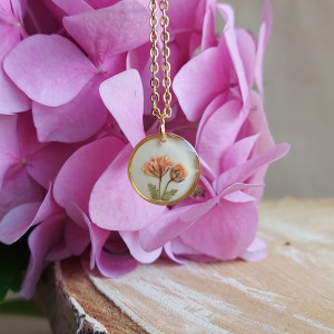 złota zawieszka złoty wisiorek naszyjnik żywica z żywicy kwiaty z kwiatami