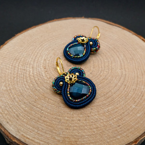 Ciemno morskie-kolorowe małe kolczyki sutasz