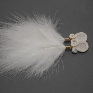 białe kolczyki lub klipsy sutasz z piórami
