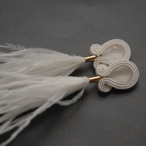 białe kolczyki lub klipsy sutasz z piórami