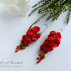 Kolczyki z czerwonymi kwiatami