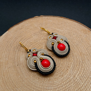 BEŻOWO-CZERWONE MAŁE KOLCZYKI SUTASZ