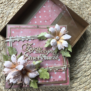 114,KARTKA Z OKAZJI PRZEJŚCIA NA EMERYTURĘ W PUDEŁKU