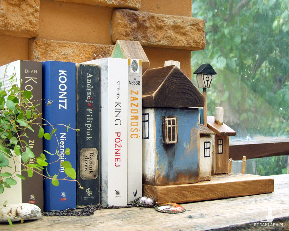Podpórka do książek, dekoracja - Podwórko