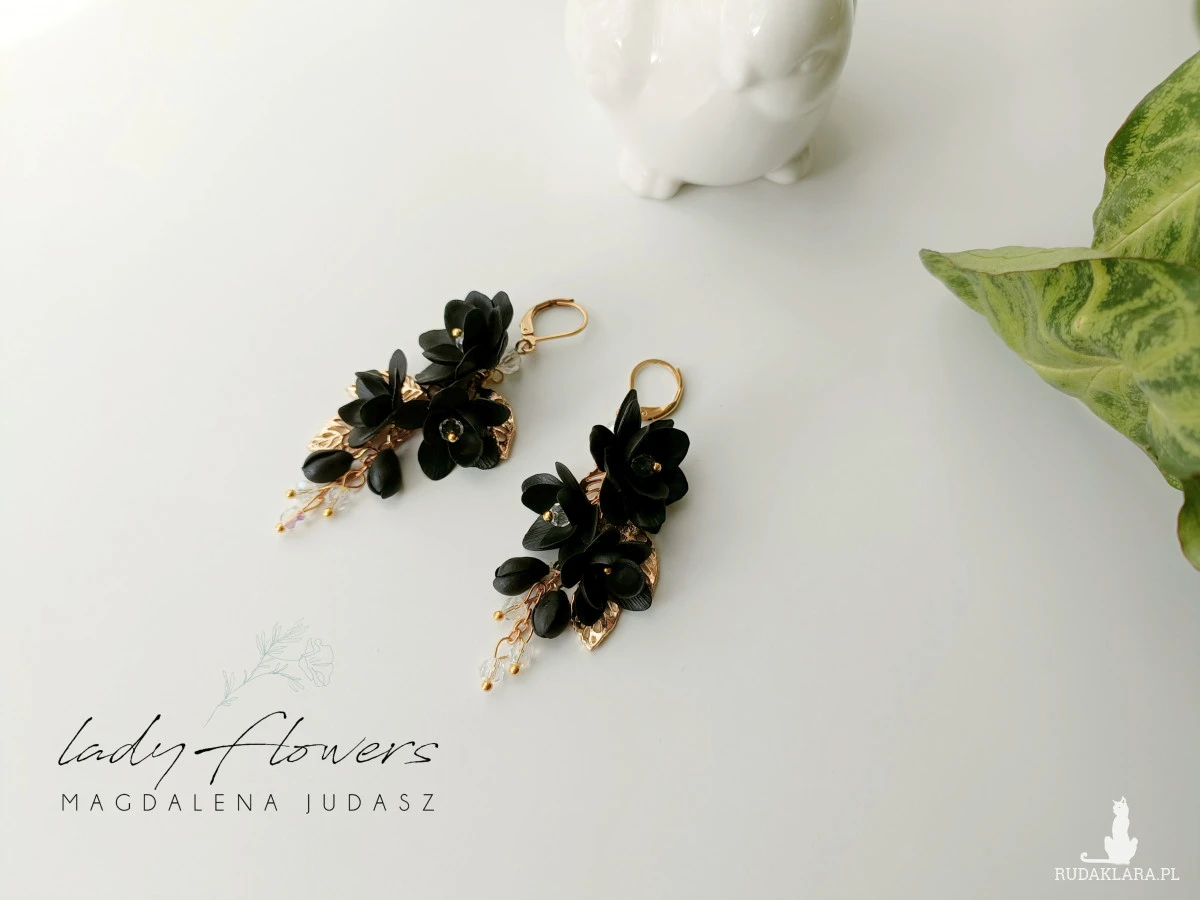 Kolczyki z czarnymi kwiatami