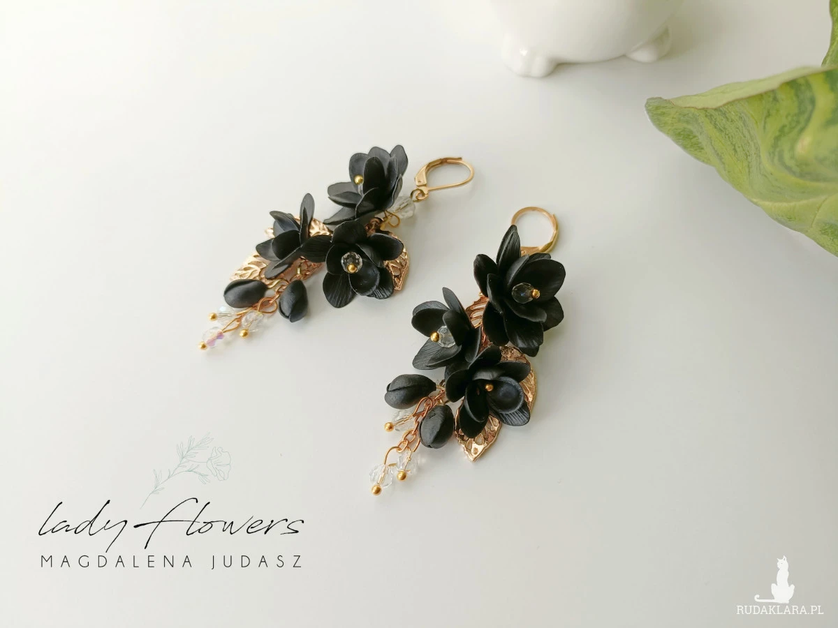 Kolczyki z czarnymi kwiatami