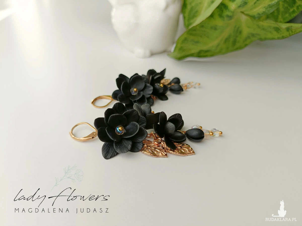 Kolczyki z czarnymi kwiatami