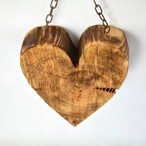 Pozszywane pęknięte serce - dekoracja z drewna