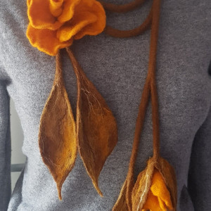 Zamotka z broszką różą