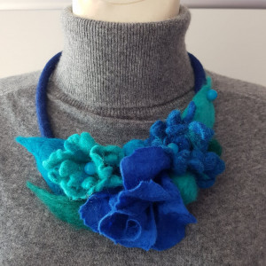 Naszyjnik w niebieskich kolorach