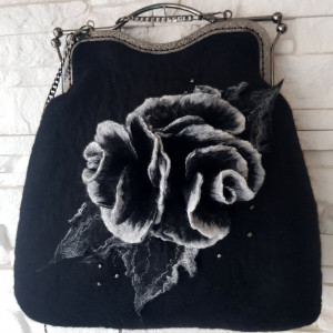 Czarna torebka z różami