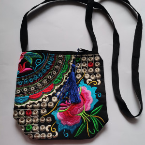 Torebka haftowana na dokumenty i telefon