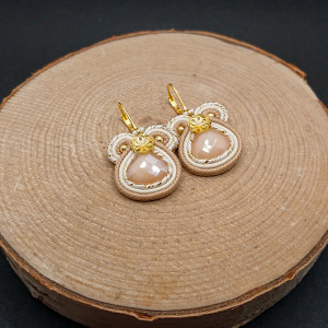 Kremowo-beżowe małe kolczyki sutasz