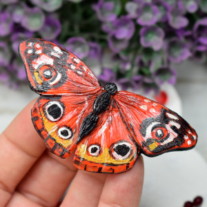 Duża broszka czerwony motyl