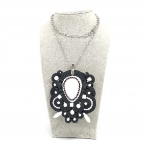 Wisior czarno-biały ze skolecytem Audrey