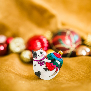 Źółty kot w swetrze