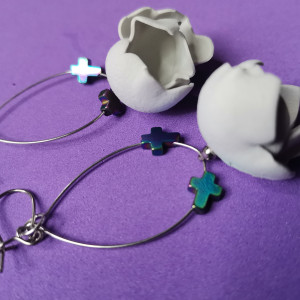 Kolczyki róże białe wpadające w szary