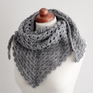 Chusta apaszka na szydełku szara
