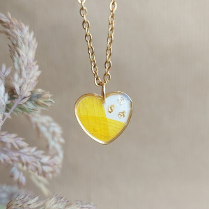 złota zawieszka złoty wisiorek naszyjnik żywica z żywicy kwiaty z kwiatami serce serduszko żółta żółty słonecznik słoneczniki