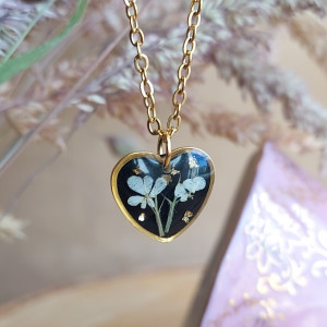 złota zawieszka złoty wisiorek naszyjnik żywica z żywicy kwiaty z kwiatami serce serduszko czarne