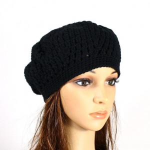 Czarny beret robiony na szydełku
