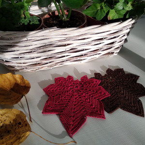 Klonowe listki w czekoladowym brązie i soczystej wiśni