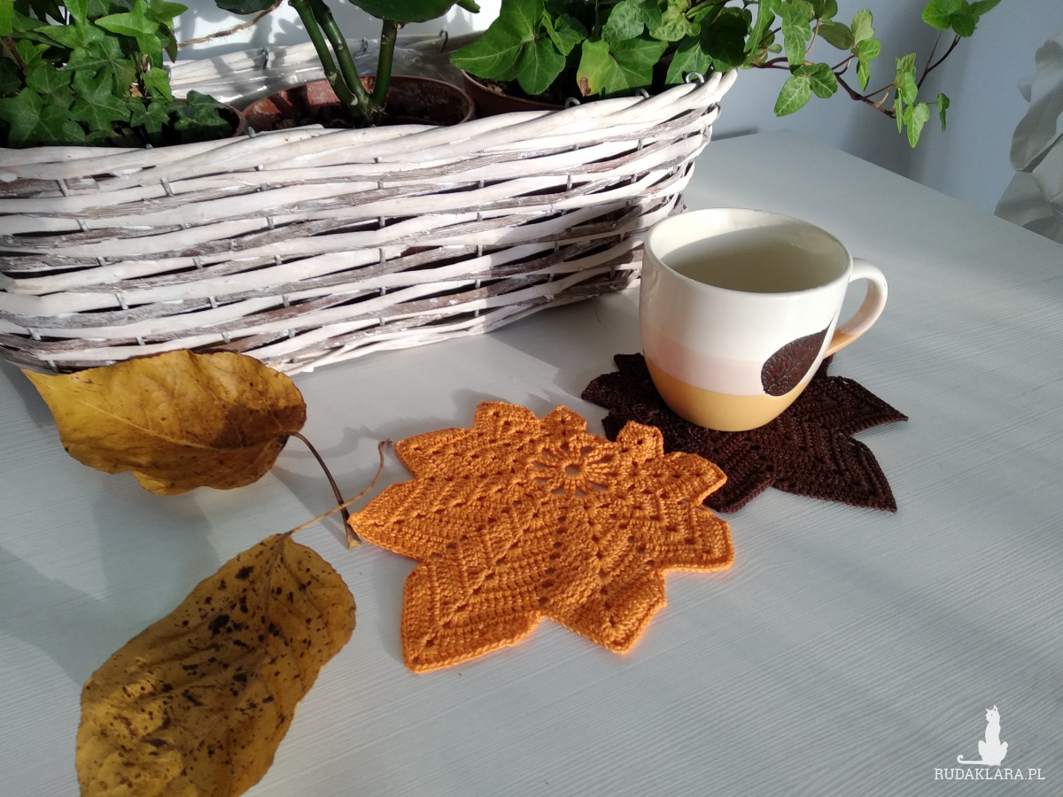 Klonowe listki w jesiennych barwach: ciepły pomarańcz i czekoladowy brąz