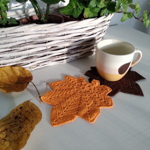 Klonowe listki w jesiennych barwach: ciepły pomarańcz i czekoladowy brąz