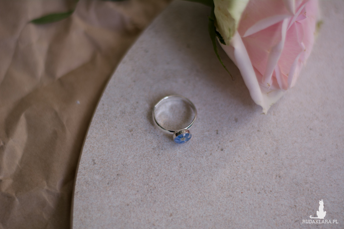 Srebrny pierścionek uniwersalny z kwiatkiem niezapominajki
