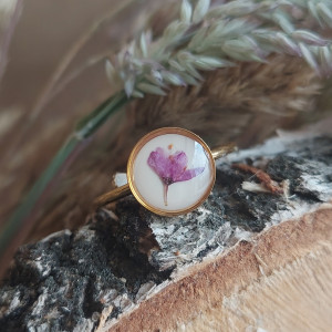 Złoty pierścionek regulowany z kwiatami suszone kwiaty żywica epoksydowa naturalny różowy