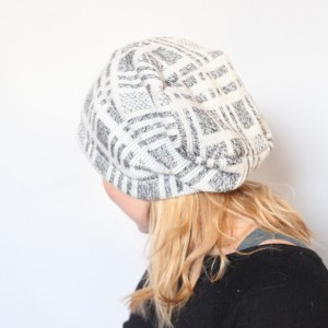 czapka handmade kosmata mucha wyjrzała mi z ucha X1