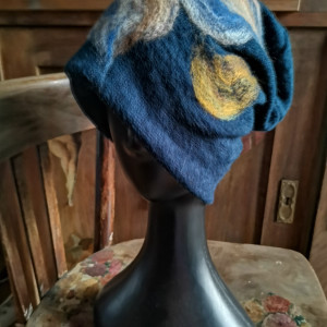 Czapka wełniana filcowana  zimowa handmade w kwiaty