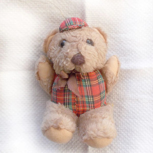 vintage maskotka miś, retro zabawka miś, pluszowy miś vintage, mały miś w ubranku, miś zawieszka, misiek maskotka, misiek zabawka, misiek ozdoba do zawieszenia