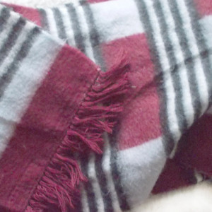 nowy szalik we wzory, ciepły szalik, szerszy szalik, szaro bordowy szalik, szeroki szalik szaro bordowy