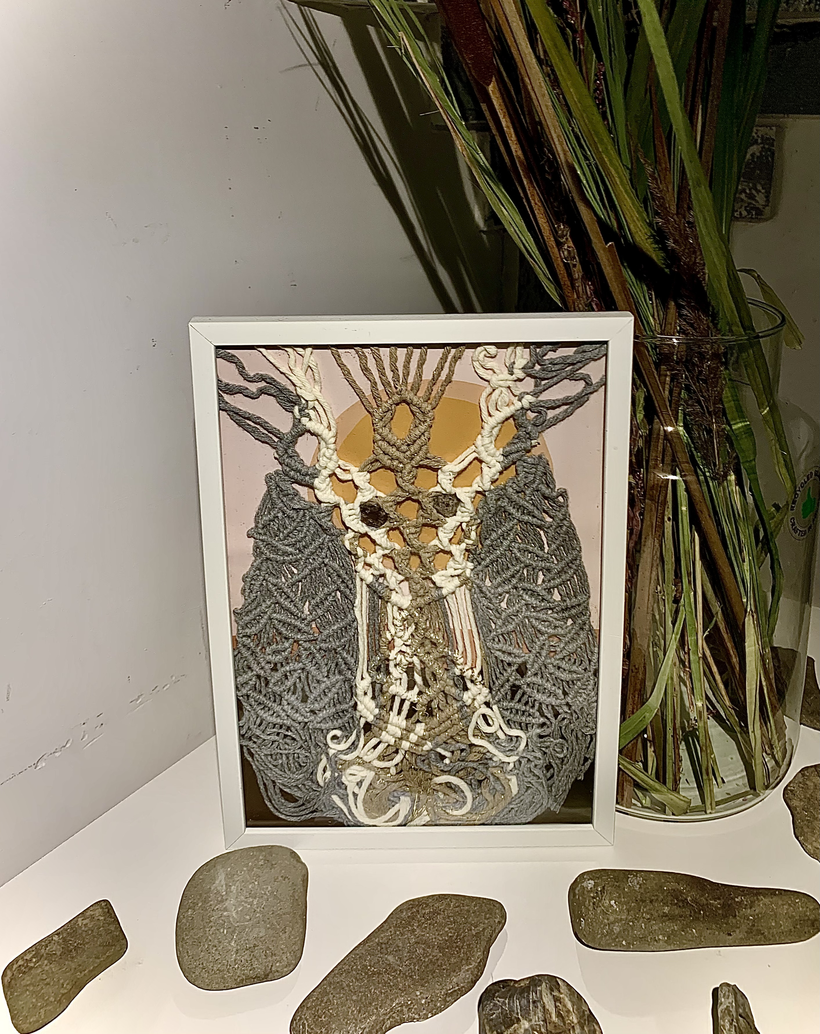 „Jeleń o wschodzie słońca” , obrazek z makramy w ramce