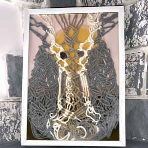 „Jeleń o wschodzie słońca” , obrazek z makramy w ramce