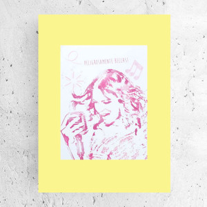 nowoczesne plakaty do domu, dziewczyna plakat, żółto różowy plakat z dziewczyną, Violetta plakaty, filmowe plakaty A4, małe plakaty z seriali, plakaty z filmów, Violetta poster minimalizm