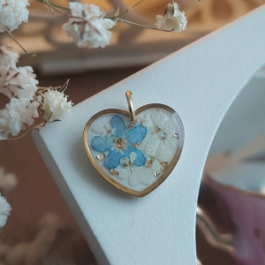 złota zawieszka złoty wisiorek naszyjnik żywica z żywicy kwiaty z kwiatami serce serduszko nuezapominajki niezapominajka z niezapominajką