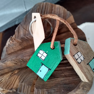 Brelok  zawieszka , domki drewniane.