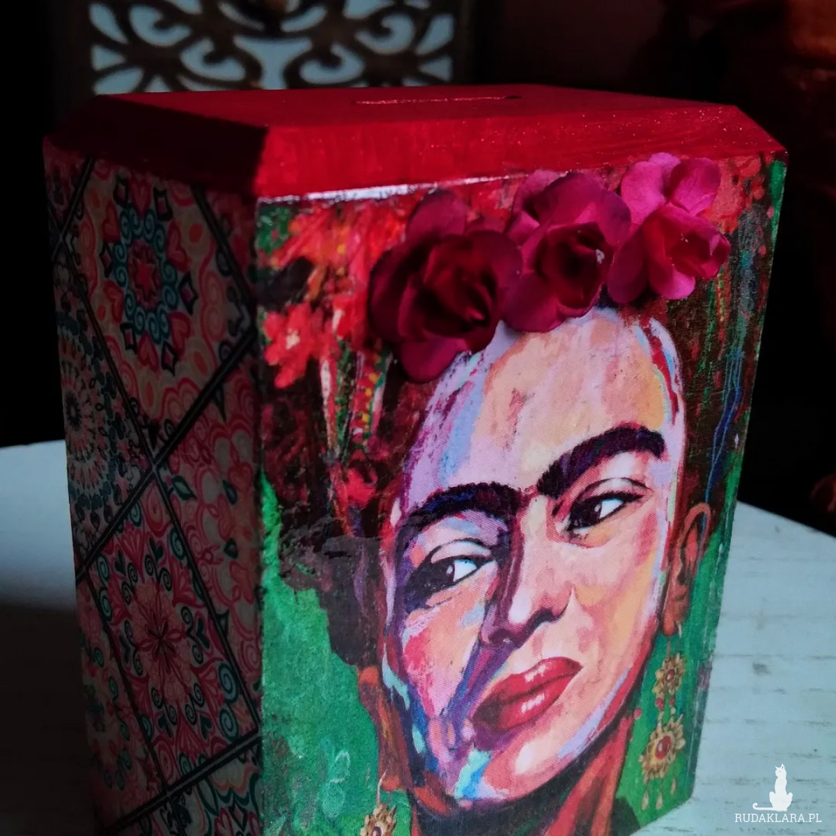 Drewniana Skarbonka Frida Kahlo meksykańskie kafle czerwone akcenty decoupage
