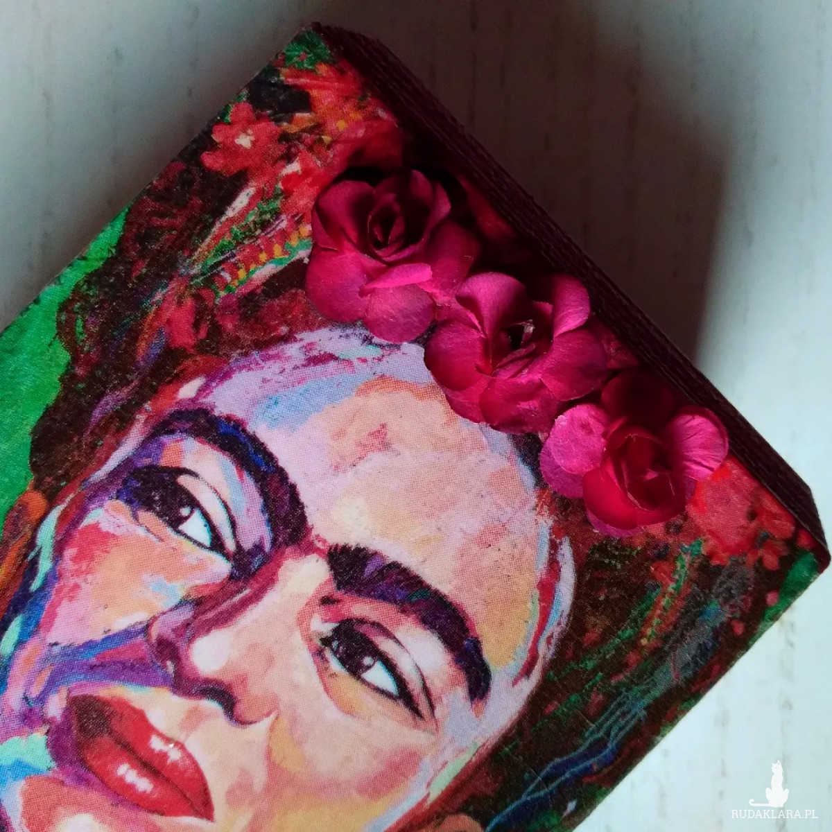Drewniana Skarbonka Frida Kahlo meksykańskie kafle czerwone akcenty decoupage
