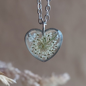 Srebrna zawieszka srebrny wisiorek naszyjnik żywica z żywicy kwiaty z kwiatami serce serduszko białe kwiaty