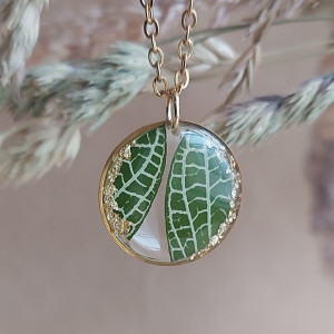 złota zawieszka złoty wisiorek naszyjnik żywica z żywicy kwiaty z kwiatami suszone prawdziwe kwiaty delikatna fitonia z fitonią zielona