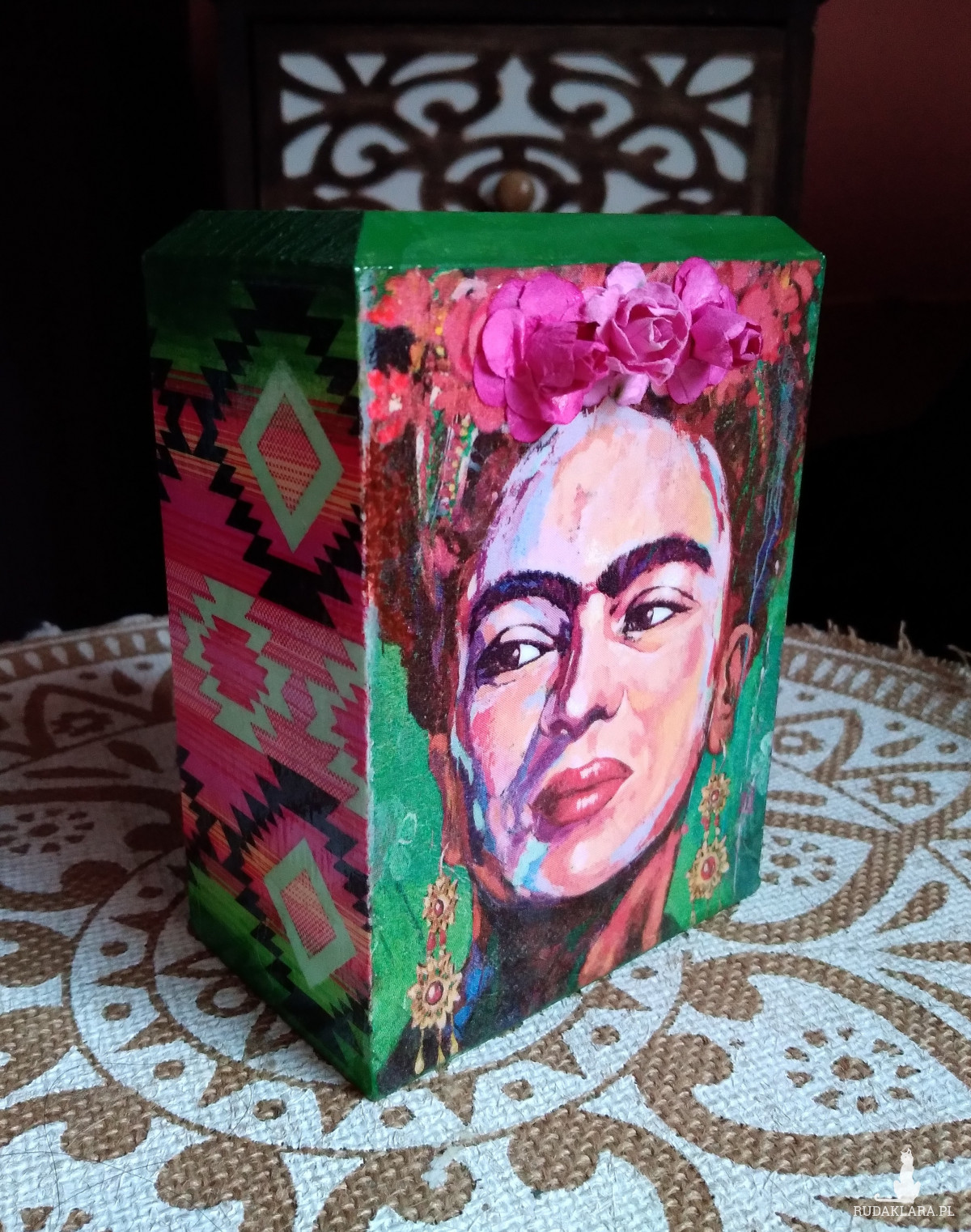 Drewniana Skarbonka Frida Kahlo meksykański wzór różowe zielone akcenty decoupage