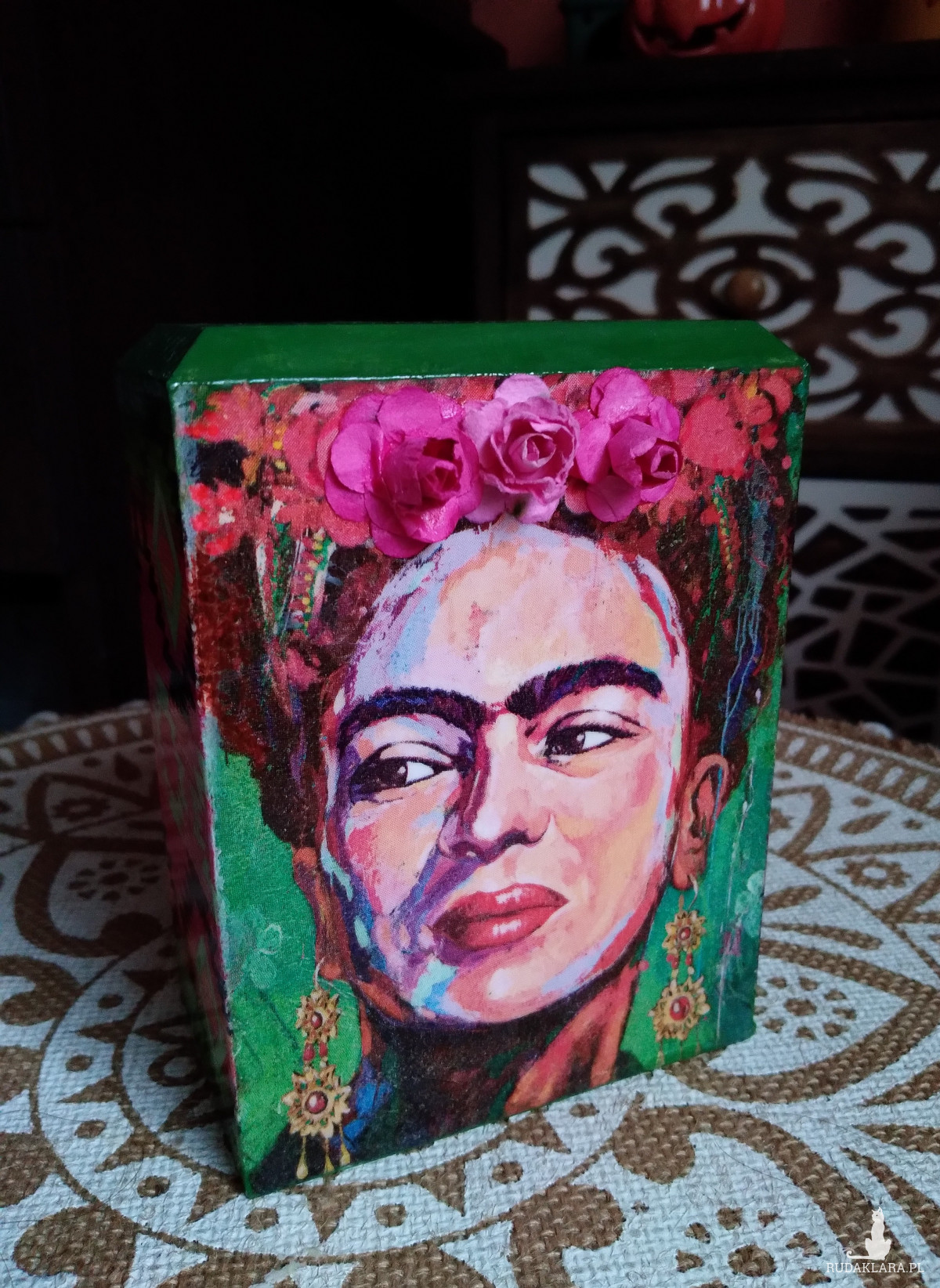 Drewniana Skarbonka Frida Kahlo meksykański wzór różowe zielone akcenty decoupage